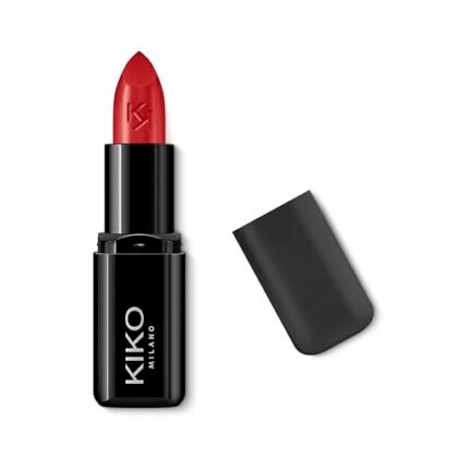 Aqui estão algumas opções de texto ALT, variando em detalhe: * **Opção 1 (Simples):** Batom Kiko 459 * **Opção 2 (Descritiva):** Batom Kiko 459 Strawberry Red * **Opção 3 (Informativa):** Batom Kiko 459 Smart Fusion, cor Strawberry Red. * **Opção 4 (Contextual, se relevante):** Batom Kiko 459 nos lábios de uma mulher. **Qual usar?** Depende do contexto da imagem e da sua prioridade. Se o foco é simplesmente identificar o produto, a Opção 1 ou 2 são suficientes. Se você quer dar mais detalhes ou se a imagem mostra o batom sendo usado, a Opção 3 ou 4 são melhores.