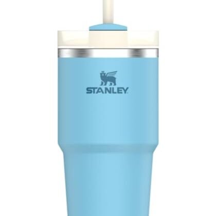 Aqui estão algumas opções de texto ALT para a imagem, utilizando "Copo Stanley Quencher", com diferentes níveis de detalhe: **Opção 1 (Simples):** `Copo Stanley Quencher H2.0 FlowState na cor Pool.` **Opção 2 (Um pouco mais descritiva):** `Copo Stanley Quencher H2.0 FlowState de 591ml na cor Pool, um copo de aço inoxidável com tampa e isolamento a vácuo.` **Opção 3 (Focada no uso):** `Copo Stanley Quencher H2.0 FlowState na cor Pool, ideal para água, chá gelado, café e outras bebidas.` **Opção 4 (Se a imagem mostrar mais detalhes, como a tampa):** `Copo Stanley Quencher H2.0 FlowState de 591ml na cor Pool, mostrando a tampa FlowState.` **Recomendação:** A escolha do texto ALT ideal depende do contexto da imagem e da importância dos detalhes para o usuário. Se a cor é relevante para a escolha do produto, a Opção 1 ou 2 são boas. Se a imagem está mostrando o copo em uso ou destacando suas funcionalidades, a Opção 3 pode ser mais adequada. É importante lembrar que o texto ALT deve ser conciso e descritivo, fornecendo informações relevantes para usuários com deficiência visual.