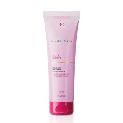 **Opções de texto ALT:** * **Limpeza Facial Eudora: Gel de Limpeza Niina Secrets Skin, frasco branco com detalhes dourados.** (Mais descritivo) * **Limpeza Facial Eudora: Gel de Limpeza Niina Secrets Skin para uma pele radiante.** (Foco no benefício) * **Limpeza Facial Eudora: Experimente o Gel de Limpeza Niina Secrets Skin.** (Chamativo) * **Limpeza Facial Eudora: Gel de Limpeza Niina Secrets Skin - Sua rotina de skincare completa.** (Indica uso na rotina) A melhor opção dependerá do contexto da imagem e do objetivo da página. Se a imagem é apenas ilustrativa, a opção mais descritiva pode ser suficiente. Se a imagem está ligada a uma oferta ou promoção, a opção mais chamativa pode ser mais eficaz.