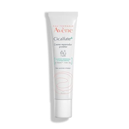 Aqui estão algumas opções de texto ALT para a imagem, usando "Cicalfate+": **Opção 1 (simples e descritiva):** `Cicalfate+ creme reparador para pele sensível e irritada, Avène, 20ml.` **Opção 2 (focada no benefício):** `Cicalfate+ da Avène: Alívio e reparação para peles sensibilizadas em embalagem de 20ml.` **Opção 3 (mais detalhada):** `Avène Cicalfate+ 20ml, creme reparador com fórmula aprimorada para acalmar e proteger a pele irritada.` **Opção 4 (com palavras-chave):** `Creme reparador facial Avène Cicalfate+ para pele sensível e irritada. Embalagem de 20ml, ideal para viagens.` **Qual escolher?** A melhor opção depende do contexto em que a imagem está sendo usada. Se você precisa ser conciso, a Opção 1 ou 2 são ideais. Se você tem espaço para mais detalhes, a Opção 3 ou 4 podem ser mais úteis para SEO e fornecer mais informações ao usuário.