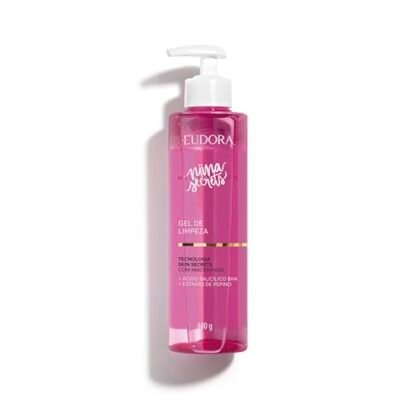 Aqui estão algumas opções de texto ALT para a imagem, com foco em diferentes aspectos: **Opção 1 (Simples e direta):** `Limpeza Facial Niina: Gel de limpeza Eudora Niina Skin 300g.` **Opção 2 (Mais descritiva):** `Limpeza Facial Niina: Frasco de gel de limpeza facial Eudora Niina Skin, 300g, para uma pele limpa e radiante.` **Opção 3 (Foco na marca e produto):** `Limpeza Facial Niina: Gel de Limpeza Facial Eudora Niina Skin, 300g. Descubra a rotina de skincare ideal com Niina Secrets e Eudora.` **Opção 4 (Se a imagem mostrar mais detalhes, como textura ou embalagem):** `Limpeza Facial Niina: Close-up do gel de limpeza facial Eudora Niina Skin, 300g. Embalagem moderna e textura suave para uma limpeza eficaz.` **Qual escolher?** * Se o contexto da imagem já for claro (por exemplo, em uma página de produto Eudora), a opção mais simples (Opção 1) pode ser suficiente. * Se você quiser dar mais detalhes sobre o produto (Opção 2) ou destacar a marca e a colaboração (Opção 3), use as opções mais descritivas. * Se a imagem mostrar um detalhe específico, adapte o texto ALT para refletir isso (Opção 4). Lembre-se: o texto ALT deve ser conciso e relevante para o conteúdo da imagem e o contexto da página.