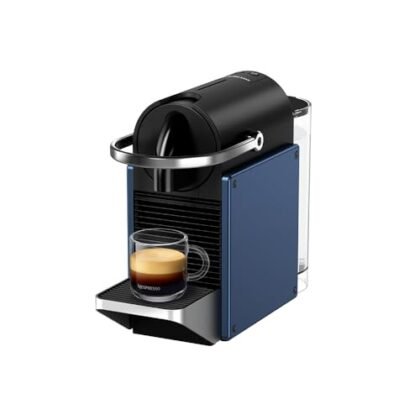 Aqui estão algumas opções de texto ALT para a imagem, utilizando "Nespresso Pixie", com diferentes níveis de detalhe: * **Opção 1 (Mais simples):** Nespresso Pixie azul escuro. * **Opção 2 (Um pouco mais descritiva):** Cafeteira Nespresso Pixie azul escuro. * **Opção 3 (Mais detalhada e focada na função):** Cafeteira Nespresso Pixie para preparar um espresso perfeito. * **Opção 4 (Focada na cor e marca):** Cafeteira Nespresso Pixie em tom azul escuro, design elegante. A melhor opção dependerá do contexto da imagem e do site onde será utilizada. Se a imagem faz parte de uma página de produto, a opção 2 ou 3 seria mais adequada. Se a imagem faz parte de um blog post sobre design, a opção 4 poderia ser melhor. A opção 1 é boa para situações onde concisão é importante.