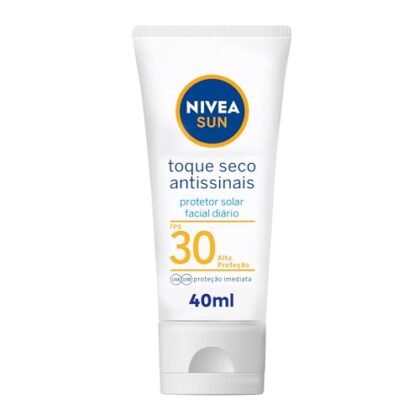 Aqui estão algumas opções de texto ALT para a imagem, considerando diferentes focos: **Opção 1 (Foco no produto):** `Protetor Solar Facial NIVEA Toque Seco Antissinais FPS 30. Embalagem branca com detalhes em azul e amarelo, indicando proteção solar diária e controle de brilho.` **Opção 2 (Foco nos benefícios):** `Protetor Solar Facial NIVEA: Proteção diária FPS 30 contra raios UVA e UVB, previne sinais de envelhecimento e controla o brilho da pele.` **Opção 3 (Mais concisa):** `Protetor Solar Facial NIVEA FPS 30 Toque Seco Antissinais.` **Opção 4 (Com foco na marca):** `NIVEA: Protetor Solar Facial Toque Seco Antissinais FPS 30 para proteção diária e pele com toque seco.` **Qual escolher?** A melhor opção depende do contexto da sua página. Se você está enfatizando os benefícios, a Opção 2 é boa. Se você quer apenas identificar o produto rapidamente, a Opção 3 é suficiente. Se você quer reforçar a marca, a Opção 4 funciona bem. A Opção 1 é uma descrição mais completa, mas pode ser um pouco longa demais dependendo do contexto. **Dica:** Se possível, inclua palavras-chave importantes como "protetor solar facial", "NIVEA", "FPS 30", "toque seco", e "antissinais" em seu texto ALT.