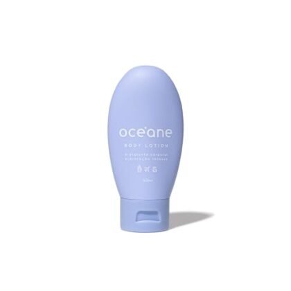**Opções de texto ALT:** * **Hidratante Viagem:** Océane Body Lotion Macadâmia, tamanho ideal para levar na mala. * **Hidratante Viagem:** Loção corporal Océane com óleo de macadâmia, perfeito para hidratar a pele em qualquer lugar. * **Hidratante Viagem:** Mini hidratante corporal Océane para uma pele macia durante suas viagens. * **Hidratante Viagem:** Océane Hidratante com Óleo de Macadâmia, embalagem prática para levar na viagem. * **Hidratante Viagem:** Travel Body Lotion Océane, hidratação e cuidado com sua pele em tamanho compacto.