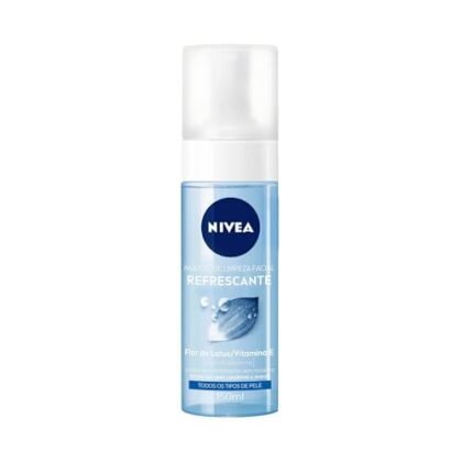 Aqui estão algumas opções de texto ALT para a imagem, utilizando "Mousse Limpeza NIVEA", variando em detalhes: **Opção 1 (Curta e direta):** `Mousse Limpeza NIVEA: Limpeza facial suave e refrescante.` **Opção 2 (Um pouco mais descritiva):** `Mousse Limpeza NIVEA: Remove impurezas e maquiagem, deixando a pele limpa, revigorada e hidratada.` **Opção 3 (Foco nos benefícios):** `Mousse Limpeza NIVEA: Para uma pele limpa, fresca e radiante. Experimente a sensação de hidratação!` **Opção 4 (Considerando acessibilidade para leitores de tela):** `Imagem de Mousse Limpeza NIVEA, um produto facial para limpar impurezas, remover maquiagem e hidratar a pele.` **Recomendação:** A **Opção 2** parece ser a melhor por equilibrar concisão com informação relevante. **Dica:** Se a imagem mostrar a embalagem do produto, você pode adicionar algo como: `Mousse Limpeza NIVEA: Embalagem azul e branca característica da marca.`