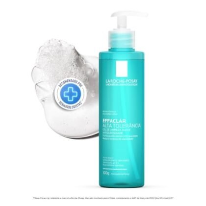 Aqui estão algumas opções de texto ALT para a imagem, variando em nível de detalhe: **Opção 1 (Mais simples):** `Effaclar Gel para limpeza facial de pele oleosa e sensível.` **Opção 2 (Um pouco mais descritiva):** `Effaclar Gel de limpeza facial da La Roche-Posay para pele oleosa e sensível. Reduz a oleosidade e o brilho.` **Opção 3 (Incorporando palavras-chave):** `Effaclar Gel, gel de limpeza facial de alta tolerância para pele oleosa e sensível. Fórmula com Caprylyl Glycol, Glicerina e PCA de Zinco.` **Opção 4 (Focando no benefício principal):** `Effaclar Gel: Limpeza suave e eficaz para pele oleosa e sensível, combatendo a oleosidade e o brilho excessivo.` **Qual escolher?** A melhor opção depende do contexto da imagem e do objetivo da sua página. Se a imagem é apenas para ilustrar o produto, a opção 1 ou 2 são suficientes. Se você quer otimizar para SEO ou dar mais informações ao usuário, as opções 3 ou 4 são melhores.