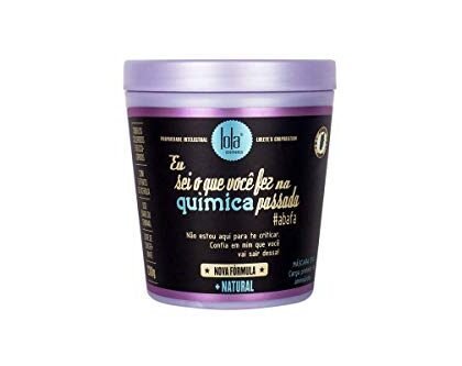 Aqui estão algumas opções de texto ALT para a imagem do produto "Eu Sei O Que Você Fez na Química Passada Máscara 450g, Lola Cosmetics", focando em "Química Passada": **Opção 1 (Descritiva):** "Pote de máscara capilar Lola Cosmetics 'Eu Sei O Que Você Fez na Química Passada' para cabelos danificados por processos químicos." **Opção 2 (Enfatizando a função):** "Máscara Lola Cosmetics 'Eu Sei O Que Você Fez na Química Passada' para recuperar cabelos após a química." **Opção 3 (Com palavras-chave):** "Lola Cosmetics Máscara 'Química Passada': tratamento intensivo para cabelos quimicamente tratados." **Opção 4 (Mais curta e direta):** "Máscara Lola 'Química Passada' para reconstrução capilar." **Opção 5 (Com tom de humor, similar ao nome do produto):** "Lola Cosmetics: 'Eu Sei O Que Você Fez na Química Passada'. Seus cabelos merecem essa recuperação!" **Escolha a opção que melhor se adequa ao contexto da sua página e à sua estratégia de SEO.** Lembre-se que o texto ALT deve ser conciso, relevante e descrever o conteúdo da imagem para usuários com deficiência visual e para mecanismos de busca.