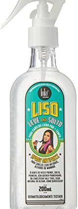 Aqui estão algumas opções de texto ALT para a imagem, considerando "Liso Antifrizz": **Opções concisas:** * Liso Antifrizz Lola Spray * Spray Lola Liso Antifrizz * Lola: Liso Antifrizz **Opções um pouco mais descritivas:** * Spray para cabelo Liso Antifrizz Lola * Imagem do Spray Lola para um cabelo Liso e Antifrizz * Frasco do Spray Lola, solução para um cabelo Liso e livre de frizz. **Recomendação:** A opção mais concisa "Liso Antifrizz Lola Spray" é provavelmente a melhor, pois é clara, direta e inclui a palavra-chave principal.