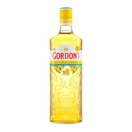 Aqui estão algumas opções de texto ALT para a imagem, utilizando "Gin Limão Siciliano", com diferentes níveis de detalhe: * **Simples e direto:** Gin Limão Siciliano * **Um pouco mais descritivo:** Garrafa de Gin Limão Siciliano Gordon's * **Mais específico (se aplicável):** Gin Limão Siciliano Gordon's 700ml * **Para SEO (use com moderação, apenas se for relevante para a página):** Gin Limão Siciliano refrescante e aromático para drinks e cocktails. **Qual escolher?** A melhor opção depende do contexto da imagem e do seu objetivo. * Se a imagem é autoexplicativa e a página já fornece detalhes, a opção **"Gin Limão Siciliano"** pode ser suficiente. * Se você quer ser um pouco mais informativo sem ser prolixo, **"Garrafa de Gin Limão Siciliano Gordon's"** é uma boa escolha. * Se o tamanho da garrafa é importante, use **"Gin Limão Siciliano Gordon's 700ml"**. * A opção com palavras-chave de SEO só deve ser usada se for natural e relevante para a página. Evite o "keyword stuffing". Lembre-se que o texto ALT deve descrever o conteúdo da imagem para usuários que não conseguem vê-la (por exemplo, usuários com deficiência visual ou com navegadores que não carregam imagens). Ele também auxilia os motores de busca a entender o conteúdo da imagem.