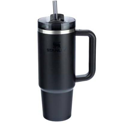 Aqui estão algumas opções de texto ALT para a imagem, utilizando "Copo Stanley Quencher", com variações de descrição: **Opção 1 (Focada no básico):** `Copo Stanley Quencher na cor preta.` **Opção 2 (Mais descritiva):** `Copo Stanley Quencher preto H2.0 FlowState de 887ml, com tampa.` **Opção 3 (Destacando o uso):** `Copo Stanley Quencher preto, ideal para bebidas como água, café e smoothies.` **Opção 4 (Mais completa, mas atente-se ao tamanho):** `Copo Stanley Quencher H2.0 FlowState 887ml, em aço inoxidável preto, com tampa e isolamento a vácuo, perfeito para manter suas bebidas geladas ou quentes por mais tempo.` **Qual escolher?** * Se o contexto da imagem já deixar claro que é um copo (por exemplo, em uma página de produtos), a opção 1 pode ser suficiente. * Se você quiser dar mais detalhes sem ser muito longo, a opção 2 ou 3 são boas escolhas. * Se o espaço permitir e você quiser ser o mais completo possível, use a opção 4. Lembre-se que o objetivo do texto ALT é descrever a imagem para pessoas com deficiência visual ou quando a imagem não carrega. Seja conciso e relevante.