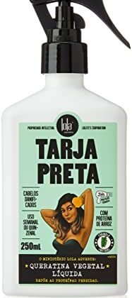**Opção 1 (Descritiva):** `Queratina Vegetal Lola Cosmetics Spray Tarja Preta, embalagem preta com detalhes em branco e rosa.` **Opção 2 (Focada no produto):** `Queratina Vegetal Lola, Spray Tarja Preta para reconstrução capilar.` **Opção 3 (Simples e direta):** `Queratina Vegetal Lola` **Opção 4 (Com foco na marca):** `Lola Cosmetics - Queratina Vegetal Spray Tarja Preta` A melhor opção dependerá do contexto e do objetivo da imagem. Se a imagem for parte de uma listagem de produtos, a opção mais simples (Opção 3) pode ser suficiente. Se a imagem for usada para destacar o produto em uma resenha ou tutorial, uma descrição mais detalhada (Opção 1 ou 2) pode ser mais apropriada. A Opção 4 foca em fortalecer a marca.