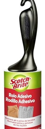 Aqui estão algumas opções de texto ALT para a imagem, variando em detalhe: **Opção 1 (Simples e direta):** `Rolo Adesivo Scotch-Brite para remover pelos e fiapos.` **Opção 2 (Mais descritiva):** `Rolo Adesivo Scotch-Brite da 3M, ideal para remover pelos de animais, fiapos e poeira de roupas e tecidos.` **Opção 3 (Focada no uso):** `Imagem do Rolo Adesivo Scotch-Brite sendo usado para limpar pelos de um casaco.` **Opção 4 (Com branding):** `Rolo Adesivo Scotch-Brite 3M: a solução prática para remover pelos e fiapos de suas roupas e móveis.` **Qual escolher?** A melhor opção depende do contexto em que a imagem está sendo usada. * Se o foco principal é a **marca e o produto**, use a opção 4. * Se o foco é a **funcionalidade**, use a opção 2. * Se você precisa ser **breve**, use a opção 1. * Se a imagem mostra o produto em **uso**, use a opção 3. **Dicas:** * Seja conciso e descritivo. * Inclua palavras-chave relevantes. * Pense no que o usuário está procurando quando encontra a imagem. * Se a imagem for decorativa e não adicionar informações ao conteúdo, use `alt=""` (um atributo alt vazio).