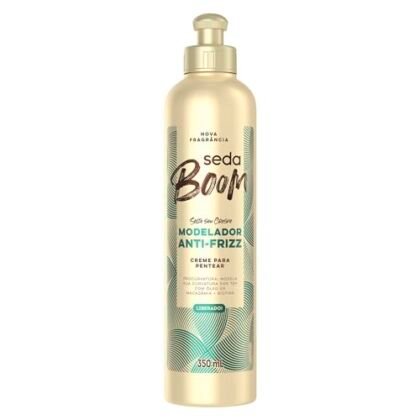 Aqui estão algumas opções de texto ALT para a imagem, com diferentes níveis de detalhe: **Opção 1 (Mais curta e focada na função):** `Seda Antifrizz: Creme para pentear Boom Modelador Antifrizz.` **Opção 2 (Um pouco mais descritiva):** `Seda Antifrizz: Embalagem do Creme para Pentear Seda Boom Modelador Antifrizz, ideal para controlar o frizz.` **Opção 3 (Com foco na marca e produto):** `Seda Antifrizz: Pote de 350ml do Creme para Pentear Seda Boom Modelador Antifrizz, para cabelos definidos e sem frizz.` **Opção 4 (Considerando o público-alvo, se conhecido):** `Seda Antifrizz: Creme para pentear Seda Boom Modelador Antifrizz. A solução para cabelos cacheados e crespos sem frizz!` **Qual escolher?** * **Se o espaço é limitado:** Use a Opção 1 ou 2. * **Se você quer destacar a marca e o produto:** Use a Opção 3. * **Se você conhece o público-alvo e quer atraí-lo:** Use a Opção 4. **Dica:** O texto ALT deve ser conciso, informativo e relevante para o conteúdo da página. Pense no que um usuário com deficiência visual precisa saber sobre a imagem.