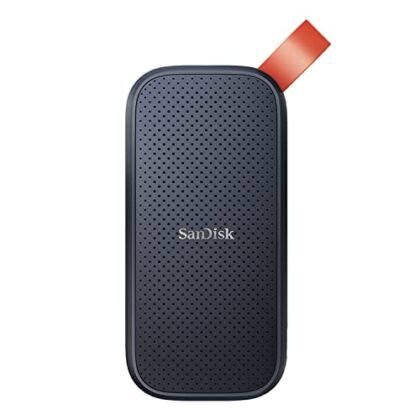 Aqui estão algumas opções de texto ALT para a imagem, considerando diferentes níveis de detalhe: **Opção 1 (Mais simples e direta):** `SSD Portátil 1TB SanDisk` **Opção 2 (Adicionando detalhes importantes):** `SSD Portátil SanDisk de 1TB, com velocidades de até 800 MB/s.` **Opção 3 (Mais completa, aproveitando o título):** `SSD Portátil SanDisk de 1TB, modelo SDSSDE30-1T00-G26, oferecendo até 800 MB/s de velocidade e conexão USB-C.` **Qual escolher?** A melhor opção depende do contexto da imagem e da página onde ela será utilizada. * Se o foco for apenas identificar o produto rapidamente, a **Opção 1** é suficiente. * Se a velocidade for um diferencial importante, a **Opção 2** é uma boa escolha. * Se você quiser fornecer o máximo de informação relevante possível, a **Opção 3** é a mais completa. Recomendo a **Opção 2** ou **Opção 3**, pois incluem a informação da velocidade, que é um fator importante para quem procura um SSD portátil.