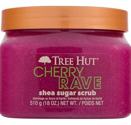 Aqui estão algumas opções de texto ALT para a imagem, variando em detalhes: **Opção 1 (Simples):** Uma embalagem de esfoliante Tree Hut Cherry Rave com açúcar de karité. **Opção 2 (Mais Descritiva):** Esfoliante Tree Hut Cherry Rave, um esfoliante corporal de edição limitada de outono com açúcar de karité, projetado para remover a pele seca e morta, deixando a pele macia e hidratada. **Opção 3 (Focada nos Benefícios):** Esfoliante Tree Hut Cherry Rave: um esfoliante de açúcar de karité para cuidados nutritivos da pele, ideal para esfoliação e hidratação. **Opção 4 (Com Palavras-Chave):** Tree Hut Cherry Rave Esfoliante Corporal com Açúcar de Karité: Edição Limitada de Outono para pele macia e hidratada. **Qual escolher?** A melhor opção depende do contexto da imagem e do seu site. * Se a imagem for apenas para ilustração, a opção 1 ou 2 é suficiente. * Se a imagem fizer parte de uma página de produto, as opções 3 ou 4 são melhores, pois incluem mais palavras-chave e informações sobre os benefícios. Lembre-se: o texto ALT deve ser conciso, preciso e relevante para a imagem.
