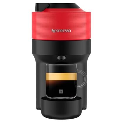 Aqui estão algumas opções de texto ALT para a imagem, utilizando "Nespresso Vertuo Pop", variando em nível de detalhe: * **Opção 1 (Simples):** Nespresso Vertuo Pop * **Opção 2 (Descrevendo a cor):** Nespresso Vertuo Pop Vermelha * **Opção 3 (Um pouco mais detalhada):** Nespresso Vertuo Pop Vermelho Pimenta * **Opção 4 (Focando na cafeteira):** Cafeteira Nespresso Vertuo Pop Vermelho Pimenta A melhor opção dependerá do contexto da imagem e da necessidade de detalhes. Se a cor for importante, use a opção 2 ou 3. Se a imagem já estiver cercada de texto descritivo, a opção 1 pode ser suficiente.