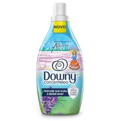 Aqui estão algumas opções de texto ALT para a imagem, considerando diferentes aspectos: **Opção 1 (Descritiva):** `Downy Alfazema concentrado em embalagem roxa de 1,5L. Frasco com destaque para a imagem de alfazema e a promessa de perfume duradouro e proteção contra maus odores.` **Opção 2 (Focada na marca):** `Embalagem do amaciante concentrado Downy Alfazema, oferecendo perfume prolongado e proteção contra odores indesejados.` **Opção 3 (Focada no benefício):** `Amaciante Downy Alfazema para roupas macias, perfumadas e protegidas contra maus odores. Frasco concentrado de 1,5L.` **Opção 4 (Mais curta e direta):** `Downy Alfazema: amaciante concentrado para roupas macias e perfumadas.` **Qual escolher?** * Se o contexto da imagem for mais descritivo, a **Opção 1** é a melhor. * Se o foco for na marca Downy, a **Opção 2** é mais adequada. * Se você quer enfatizar os benefícios do produto, escolha a **Opção 3**. * Para uma descrição rápida e direta, use a **Opção 4**. Lembre-se de adaptar a descrição ao contexto da página onde a imagem está inserida. Por exemplo, se a imagem estiver em uma página de compra, a opção com foco nos benefícios (Opção 3) pode ser mais interessante.