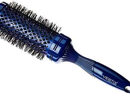 Aqui estão algumas opções de texto ALT para a imagem, utilizando "Escova Térmica Profissional", variando em detalhe: **Opção 1 (Mais Simples):** `Escova Térmica Profissional Vertix Blue Antibac 43.` **Opção 2 (Um pouco mais descritiva):** `Escova Térmica Profissional Vertix Blue Antibac 43 para modelagem e finalização de cabelos.` **Opção 3 (Focando no benefício):** `Escova Térmica Profissional Vertix Blue Antibac 43, ideal para criar penteados com brilho e sem frizz.` **Opção 4 (Mais completa, se houver espaço):** `Escova Térmica Profissional Vertix Blue Antibac 43. Escova térmica com tecnologia antibacteriana para modelar e cuidar dos cabelos durante a secagem.` **Qual escolher?** A escolha depende do contexto em que a imagem está sendo usada. Se o espaço for limitado, a Opção 1 é suficiente. Se você quiser dar um pouco mais de informação, as Opções 2 e 3 são boas escolhas. Se houver espaço e você quiser ser mais completo, a Opção 4 é a melhor. **Dica:** Pense no que a pessoa que usa um leitor de tela precisa saber sobre a imagem para entender o conteúdo da página.