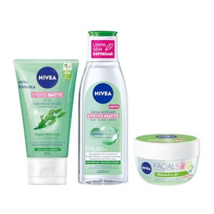 Aqui estão algumas opções de texto ALT para a imagem, utilizando "NIVEA Controle Brilho", com diferentes níveis de detalhe: **Opção 1 (Mais concisa):** `NIVEA Controle Brilho: Kit de limpeza facial para controle da oleosidade.` **Opção 2 (Um pouco mais descritiva):** `NIVEA Controle Brilho: Kit com água micelar, sabonete em gel e gel hidratante para pele oleosa.` **Opção 3 (Mais detalhada, útil se a imagem mostrar os produtos claramente):** `NIVEA Controle Brilho: Kit com Água Micelar 7 em 1, Sabonete em Gel de Limpeza Facial e Gel Hidratante Facial da linha NIVEA Controle do Brilho.` **Qual escolher?** * Se o contexto da imagem já deixar claro que é um kit de limpeza facial, a **Opção 1** pode ser suficiente. * Se você quer destacar os tipos de produtos no kit, a **Opção 2** é uma boa escolha. * Se você quer ser o mais preciso possível, listando os nomes exatos dos produtos, use a **Opção 3**. Lembre-se que o texto ALT deve ser breve e relevante para o conteúdo da imagem.