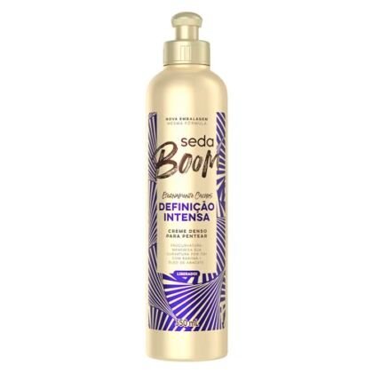 Aqui estão algumas opções de texto ALT, variando em nível de detalhe: **Opção 1 (Curta e direta):** `Seda Definição: Creme para pentear Salon Line Boom Definição Intensa.` **Opção 2 (Um pouco mais descritiva):** `Seda Definição: Embalagem do creme para pentear Salon Line Boom Definição Intensa, para cabelos definidos.` **Opção 3 (Mais focada na marca):** `Seda Definição: Produto Salon Line, Creme para Pentear Boom Definição Intensa, ideal para definição de cachos e crespos.` **Opção 4 (Se a imagem mostrar o produto em uso):** `Seda Definição: Cabelo com cachos bem definidos após o uso do Creme para Pentear Salon Line Boom Definição Intensa.` **Qual escolher?** * Se o contexto da imagem já deixa claro que é um produto para cabelos, a opção 1 ou 2 são suficientes. * Se você quer enfatizar a marca Salon Line, a opção 3 é melhor. * Se a imagem mostrar o resultado do uso do produto, a opção 4 é a mais adequada. Lembre-se que o texto ALT deve ser conciso e descrever o conteúdo da imagem da forma mais clara e relevante possível.