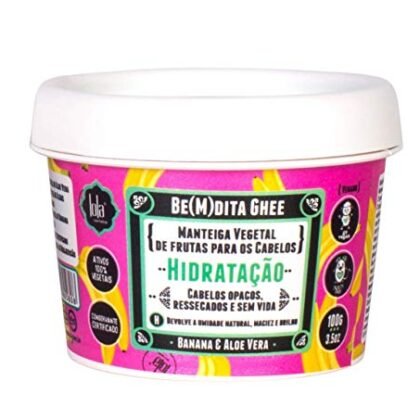 Aqui estão algumas opções de texto ALT para a imagem, considerando diferentes focos: **Opção 1 (Simples e direta):** `Hidratação Banana Lola Cosmetics Be(M)Dita Ghee para cabelos.` **Opção 2 (Descrevendo o produto):** `Pote de 100g de Hidratação Banana Be(M)Dita Ghee da Lola Cosmetics.` **Opção 3 (Com foco na função):** `Máscara de Hidratação Banana Lola Cosmetics Be(M)Dita Ghee para hidratar os cabelos.` **Opção 4 (Adicionando a marca):** `Lola Cosmetics Be(M)Dita Ghee: Hidratação Banana para um cabelo mais macio e hidratado.` **Qual escolher?** * Se o contexto da imagem já deixa claro que é um produto capilar da Lola Cosmetics, a **Opção 1** é suficiente. * Se você precisa dar mais detalhes sobre o produto em si (tamanho, tipo), a **Opção 2** é melhor. * Se você quer enfatizar o benefício do produto, a **Opção 3** é uma boa escolha. * Se a marca precisa ser reforçada, use a **Opção 4**. Lembre-se de escolher a opção que melhor se encaixa no contexto da sua página e que seja mais útil para os usuários com deficiência visual. O importante é que o texto ALT seja descritivo e relevante para o conteúdo da imagem.