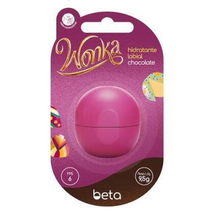 Aqui estão algumas opções de texto ALT, variando em detalhe: * **Simples:** Hidratante Labial Chocolate * **Um pouco mais descritivo:** Hidratante Labial Chocolate Wonka * **Focando na função:** Hidratante Labial com aroma de Chocolate A escolha depende do contexto e do quão importante é detalhar a marca.