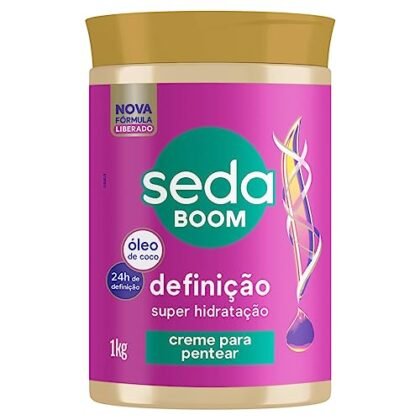 Aqui estão algumas opções de texto ALT para a imagem, usando a frase "Seda Definição", com foco em diferentes aspectos: **Opção 1 (Descritiva e simples):** `Seda Definição: Creme para pentear Boom Definição da Seda, pote de 1kg.` **Opção 2 (Enfatizando o resultado):** `Seda Definição: Pote de 1kg do creme para pentear Seda Boom Definição para cachos definidos e hidratados.` **Opção 3 (Foco na marca e produto):** `Seda Definição: Seda Creme Para Pentear Boom Definição, pote de 1kg, para uma finalização perfeita dos seus cachos.` **Opção 4 (Para e-commerce, com detalhes):** `Seda Definição: Creme para Pentear Seda Boom Definição, pote de 1kg. Ideal para cabelos cacheados e crespos, proporcionando definição, volume e hidratação.` **Qual escolher?** * Se o objetivo é simplesmente identificar o produto, a **Opção 1** é suficiente. * Se você quer destacar os benefícios do produto, a **Opção 2** é melhor. * Se você quer reforçar a marca e o produto específico, a **Opção 3** é uma boa escolha. * Se você está em um e-commerce e quer dar mais detalhes para SEO, a **Opção 4** é a mais completa. Lembre-se que o texto ALT deve ser conciso e relevante, descrevendo a imagem da forma mais precisa possível para pessoas com deficiência visual e para os mecanismos de busca.