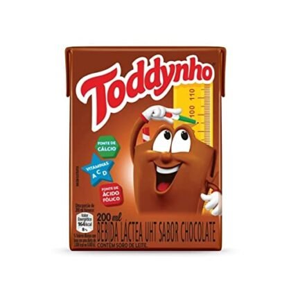 Aqui estão algumas opções de texto ALT para a imagem, considerando diferentes ênfases: **Opções simples e diretas:** * "Toddynho Achocolatado" * "Embalagem de Toddynho Achocolatado" * "Toddynho" **Opções mais descritivas (se necessário):** * "Toddynho Achocolatado, bebida láctea sabor chocolate" * "Caixinha de Toddynho Achocolatado" **Justificativa:** * **Simplicidade:** Em muitos casos, o nome do produto já é suficiente, especialmente se a imagem for apenas uma foto da embalagem. * **Descritivo:** Se a imagem tiver algum elemento específico que precise ser ressaltado (por exemplo, uma criança bebendo Toddynho, ou um detalhe da embalagem), você pode adicionar mais detalhes. A escolha ideal depende do contexto da imagem e do que você deseja transmitir ao usuário. Se a imagem for puramente ilustrativa do produto, a opção mais simples geralmente é suficiente.