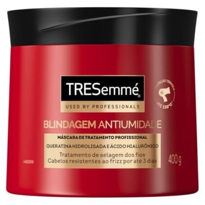 Aqui estão algumas opções de texto ALT para a imagem do produto, utilizando "Blindagem Antiumidade", cada uma com um foco diferente: **Opções curtas e diretas:** * "Tresemmé Máscara Blindagem Antiumidade." * "Máscara Tresemmé Blindagem Antiumidade 400g." **Opções descritivas:** * "Tresemmé Máscara de Tratamento para cabelos com efeito Blindagem Antiumidade." * "Pote de 400g da Máscara de Tratamento Tresemmé Blindagem Antiumidade." * "Tresemmé Máscara Blindagem Antiumidade, para cabelos protegidos da umidade." **Opção focada no benefício:** * "Tresemmé Máscara Blindagem Antiumidade: Cabelos protegidos e sem frizz." **Dica:** Escolha a opção que melhor se encaixa no contexto da sua página e no seu objetivo (venda, informação, etc.). Se houver espaço, a opção descritiva pode ser mais útil.
