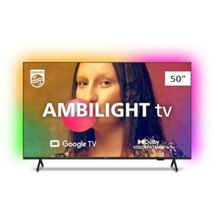 Aqui estão algumas opções de texto ALT para a imagem, utilizando "Philips Ambilight 4K", com diferentes níveis de detalhe: **Opção 1 (Mais curta e direta):** `Philips Ambilight 4K: Imagem de alta qualidade com luzes vibrantes que se expandem da tela.` **Opção 2 (Um pouco mais descritiva):** `Smart TV Philips Ambilight 4K exibindo uma cena vibrante, com luzes coloridas projetadas na parede ao redor, criando uma experiência imersiva.` **Opção 3 (Incluindo alguns dos recursos mencionados no título):** `Smart TV Philips Ambilight 4K: Experiência visual imersiva com Dolby Vision/Atmos e Google TV. A tecnologia Ambilight projeta luzes correspondentes ao conteúdo na parede, intensificando a cena.` **Opção 4 (Focando na experiência):** `Experimente a imersão total com a Philips Ambilight 4K. A tecnologia expande a imagem para além da tela, criando uma experiência visual única e envolvente.` **Qual escolher?** A melhor opção dependerá do contexto em que a imagem está sendo usada. * Se o espaço for limitado, a **Opção 1** é a melhor escolha. * Se você quer dar um pouco mais de detalhe, a **Opção 2** é uma boa alternativa. * Se você quer destacar alguns dos principais recursos, a **Opção 3** é a mais completa. * Se o foco é transmitir a sensação da experiência, a **Opção 4** é a ideal. Lembre-se de que o texto ALT deve ser conciso e descrever o conteúdo da imagem da forma mais precisa possível.