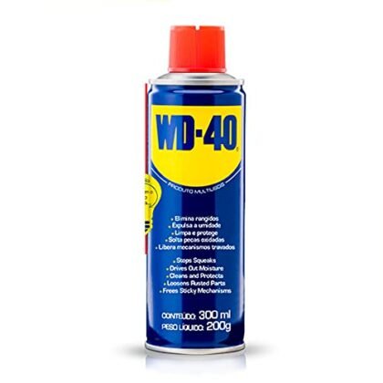 Aqui estão algumas opções de texto ALT para a imagem, usando "WD-40 Multiuso", com diferentes níveis de detalhe: **Opção 1 (Simples):** `WD-40 Multiuso: O spray multiuso tradicional em aerossol de 300ml.` **Opção 2 (Descrevendo o produto):** `Embalagem do WD-40 Multiuso, spray aerossol tradicional de 300ml. Produto para lubrificar, proteger, limpar e deslocar a umidade.` **Opção 3 (Focando na marca):** `WD-40 Multiuso: A solução clássica para diversas aplicações em casa, no trabalho e no carro. Spray aerossol de 300ml.` **Opção 4 (Mais detalhada):** `Imagem do WD-40 Multiuso em sua embalagem tradicional amarela e azul. Spray aerossol de 300ml, conhecido por sua versatilidade em lubrificação, proteção contra ferrugem, limpeza e deslocamento de umidade.` **Qual escolher?** A melhor opção depende do contexto da sua página e do público-alvo. Se você precisa ser conciso, a opção 1 é ideal. Se você precisa dar mais detalhes sobre o produto, as opções 2, 3 ou 4 são melhores. Em geral, tente incluir: * O nome do produto (WD-40 Multiuso) * O tipo de produto (spray aerossol) * A quantidade (300ml) * Uma breve descrição do uso/benefícios (lubrificar, proteger, limpar, etc.) Lembre-se que o texto ALT deve ser breve, conciso e descritivo. Ele deve ajudar os usuários que não conseguem ver a imagem a entenderem o que ela representa.