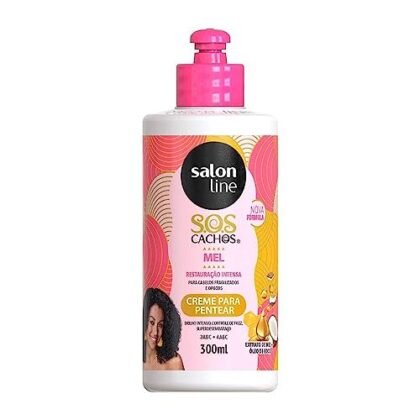 Aqui estão algumas opções de texto ALT para a imagem, utilizando "SOS Cachos Mel", com diferentes níveis de detalhe: **Opção 1 (Mais curta e direta):** ``` ALT="SOS Cachos Mel: Creme para Pentear Salon Line." ``` **Opção 2 (Um pouco mais descritiva):** ``` ALT="Creme para Pentear SOS Cachos Mel Cachos Intensos Salon Line." ``` **Opção 3 (Incluindo a marca):** ``` ALT="SOS Cachos Mel: Creme para Pentear Salon Line para Cachos Intensos." ``` **Opção 4 (Adicionando cor, se relevante para a imagem):** ``` ALT="SOS Cachos Mel: Pote branco de Creme para Pentear Salon Line." ``` **Qual escolher?** * Se o foco principal é o produto e a marca, a **Opção 3** é uma boa escolha. * Se a cor do pote é importante para identificar o produto, a **Opção 4** adiciona essa informação. * Se você precisa de algo bem conciso, a **Opção 1** ou **Opção 2** são adequadas. **Importante:** O texto ALT deve ser relevante para a imagem. Se a imagem mostrar o creme sendo usado, você pode adaptar o texto para refletir isso. Por exemplo: ``` ALT="Aplicando o Creme para Pentear SOS Cachos Mel Salon Line em cabelos cacheados." ```