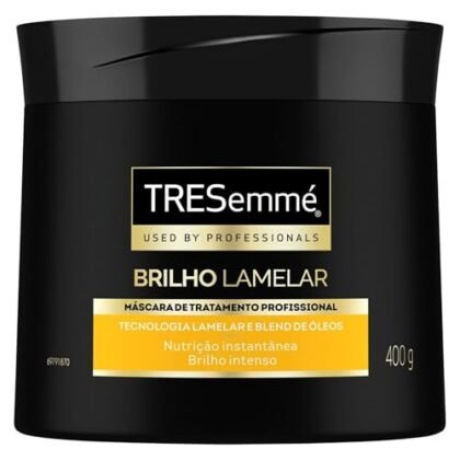 Aqui estão algumas opções de texto ALT para a imagem do produto, usando "Brilho Lamelar", com variações para diferentes ênfases: * **Opção 1 (Descritiva):** TRESemmé Brilho Lamelar Máscara de Tratamento para um cabelo com brilho intenso. * **Opção 2 (Foco no benefício):** Máscara TRESemmé Brilho Lamelar: Tratamento para cabelos luminosos e com efeito profissional. * **Opção 3 (Marca e produto):** TRESemmé Brilho Lamelar, a máscara que transforma seus cabelos com um brilho espetacular. * **Opção 4 (Mais concisa):** TRESemmé Máscara de Tratamento Brilho Lamelar, 400g. A melhor opção dependerá do contexto em que a imagem está sendo usada. Se o foco é no brilho, a opção 2 ou 3 são boas escolhas. Se o foco é simplesmente identificar o produto, a opção 4 é suficiente.