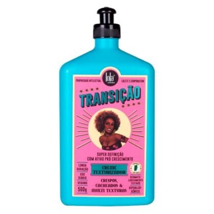 Aqui estão algumas opções de texto ALT para a imagem, utilizando "Transição Capilar", variando em descrição e foco: **Opção 1 (Simples e direta):** `Transição Capilar: Creme texturizador Lola Cosmetics para auxiliar na definição dos cachos e ondas durante a transição.` **Opção 2 (Um pouco mais detalhada):** `Produto Lola Cosmetics Transição Creme Texturizador: ideal para quem está passando pela transição capilar e busca definição e controle dos cachos e ondas naturais.` **Opção 3 (Foco no benefício):** `Transição Capilar facilitada: Experimente o Creme Texturizador da Lola Cosmetics para modelar e definir seus cabelos durante a transição, com cachos e ondas impecáveis.` **Opção 4 (Com palavras-chave adicionais):** `Creme para Transição Capilar Lola Cosmetics: texturizador, define cachos e ondas, ajuda na transição capilar para cabelos naturais.` **Qual escolher?** A melhor opção depende do contexto da sua página. Se você precisa ser conciso, a Opção 1 é ideal. Se você quer destacar os benefícios, a Opção 3 é uma boa escolha. Se você precisa adicionar mais palavras-chave para SEO, a Opção 4 é a mais completa. Lembre-se: O objetivo principal do texto ALT é descrever a imagem para pessoas com deficiência visual e para mecanismos de busca.