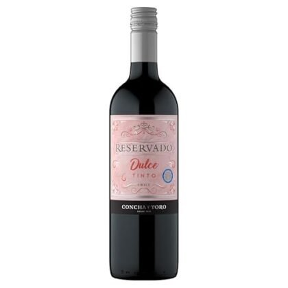 Aqui estão algumas opções de texto ALT para a imagem do vinho Concha y Toro Reservado Sweet Red 750ml, usando "Concha y Toro Sweet Red", com diferentes níveis de detalhe: * **Opção 1 (Mais Simples):** Concha y Toro Sweet Red * **Opção 2 (Um pouco mais descritiva):** Garrafa de Concha y Toro Sweet Red * **Opção 3 (Mais detalhada):** Vinho Concha y Toro Sweet Red em garrafa de 750ml. A escolha depende do contexto da imagem e da necessidade de informação adicional. Se a imagem já estiver cercada por texto que descreve o produto, a opção mais simples pode ser suficiente. Se a imagem for a principal fonte de informação, uma descrição mais detalhada seria melhor.