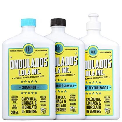 Aqui estão algumas opções de texto ALT para a imagem do "Kit Lola Cosmetics Ondulados Trio (3 Produtos)", utilizando "Ondulados Lola": **Opção 1 (Simples e direta):** `Ondulados Lola: Kit com três produtos para cabelos ondulados da Lola Cosmetics.` **Opção 2 (Descrevendo um pouco mais):** `Ondulados Lola: Imagem do Kit Lola Cosmetics Trio, com shampoo, condicionador e creme para pentear, ideal para cuidar de cabelos ondulados.` **Opção 3 (Focando no resultado):** `Ondulados Lola: Kit Lola Cosmetics para definir e realçar as ondas, deixando os cabelos macios e saudáveis.` **Opção 4 (Com tom de apelo):** `Ondulados Lola: Conquiste ondas perfeitas com o Kit Lola Cosmetics Trio. Clique para saber mais!` **Qual escolher?** * Se você quer apenas uma descrição básica, a **Opção 1** é suficiente. * Se você quer dar um pouco mais de detalhe, a **Opção 2** é boa. * Se você quer enfatizar o benefício do produto, a **Opção 3** funciona bem. * Se você quer incentivar o clique, a **Opção 4** é a melhor, mas certifique-se de que a imagem realmente leva para a página do produto. Lembre-se que o texto ALT deve ser conciso e descrever o conteúdo da imagem da forma mais clara possível. Escolha a opção que melhor se adapta ao contexto da sua página.