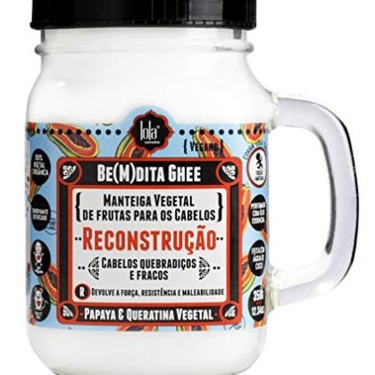 Aqui estão algumas opções de texto ALT, variando em nível de detalhe: **Opção 1 (Simples e direta):** `Ghee Reconstrução Lola Cosmetics Be(M) dita` **Opção 2 (Um pouco mais descritiva):** `Máscara capilar Ghee Reconstrução Lola Cosmetics Be(M) dita, pote branco de 350g.` **Opção 3 (Focada no uso e marca):** `Máscara de reconstrução capilar Lola Cosmetics Be(M) dita Ghee Reconstrução para cabelos danificados.` **Opção 4 (Se houver elementos visuais importantes na imagem):** * Se a embalagem tiver um design específico: `Embalagem da máscara Ghee Reconstrução Lola Cosmetics Be(M) dita com design [descreva o design].` * Se a imagem mostrar o produto em uso: `Máscara Ghee Reconstrução Lola Cosmetics sendo aplicada no cabelo.` **Qual escolher?** * Se a imagem é apenas para ilustrar o produto em um catálogo, a **Opção 2** ou **Opção 3** são boas escolhas. * Se a imagem destaca um aspecto específico da embalagem ou do uso do produto, a **Opção 4** é a melhor. * Se o espaço for limitado ou a imagem for meramente decorativa, a **Opção 1** pode ser suficiente. **Lembre-se:** O texto ALT deve ser conciso, preciso e informativo, descrevendo o conteúdo da imagem da forma mais relevante possível para o contexto da página.
