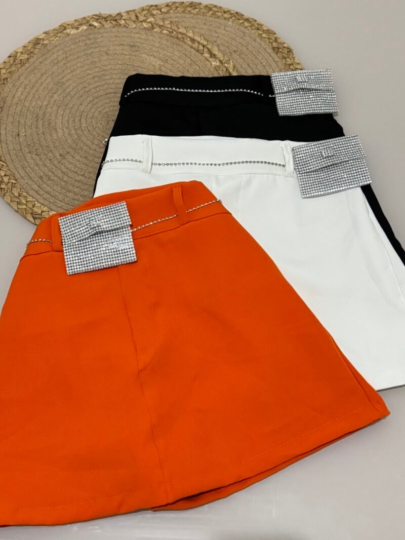 SHORT SAIA EM ALFAIATARIA COM CINTO BOLSINHO EM STRASS COM ZÍPER LATERAL – Imagem 1 [nsid:816791986]