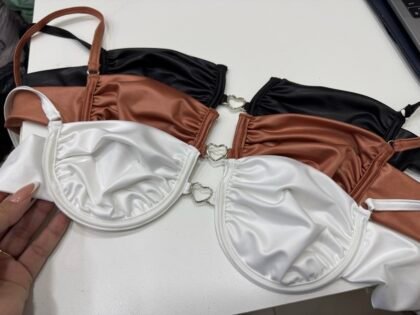 CROPPED THALIA EM CIRRÊ ACETINADO, ARO DE SUSTENTAÇÃO E DETALHE EM CORAÇÃO – Imagem 1 [nsid:870717495]