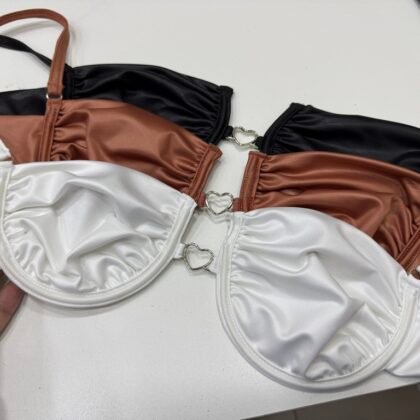 CROPPED THALIA EM CIRRÊ ACETINADO, ARO DE SUSTENTAÇÃO E DETALHE EM CORAÇÃO – Imagem 1 [nsid:870717495]