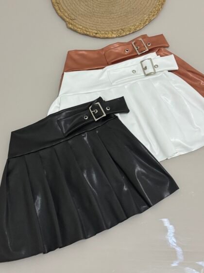 SHORT SAIA COLEGIAL EM CIRRÊ ACETINADO COM DETALHE PRATA – Imagem 8 [nsid:885285115]