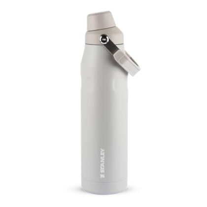 Aqui estão algumas opções de texto ALT para a imagem, usando "Garrafa Stanley Aerolight", com diferentes níveis de detalhe: **Opção 1 (Mais Simples):** `Garrafa Stanley Aerolight` **Opção 2 (Um pouco mais descritiva):** `Garrafa Stanley Aerolight em cor Ash.` **Opção 3 (Mais detalhada, se a imagem mostrar a tampa):** `Garrafa Stanley Aerolight com tampa Fast Flow, cor Ash.` **Opção 4 (Se a imagem enfatiza o design leve):** `Garrafa Stanley Aerolight: uma opção leve para hidratação.` **Recomendação:** A escolha do melhor texto ALT depende do contexto da imagem na página. Se a imagem é apenas para identificar o produto, a opção 1 ou 2 são suficientes. Se a imagem destaca características específicas como a tampa ou o peso, a opção 3 ou 4 são mais adequadas.