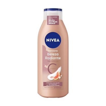 Aqui estão algumas opções de texto ALT para a imagem, utilizando "NIVEA Beleza Radiante", com diferentes níveis de detalhe: **Opção 1 (Curta e direta):** `NIVEA Beleza Radiante` **Opção 2 (Um pouco mais descritiva):** `NIVEA Beleza Radiante Hidratante Corporal` **Opção 3 (Mais detalhada, focando no benefício principal):** `NIVEA Beleza Radiante para pele uniforme` **Opção 4 (Mais completa, incluindo a marca):** `NIVEA Beleza Radiante Hidratante Corporal - Uniformiza o tom da pele` **Qual usar?** * Se o contexto já deixa claro que é um produto NIVEA e que é um hidratante, a opção 1 ou 3 são suficientes. * Se o contexto for mais amplo, a opção 2 ou 4 podem ser mais adequadas para garantir que o usuário entenda do que se trata. A escolha final depende do contexto em que a imagem está sendo usada. O objetivo é fornecer informações relevantes para usuários com deficiência visual ou para quando a imagem não pode ser carregada.
