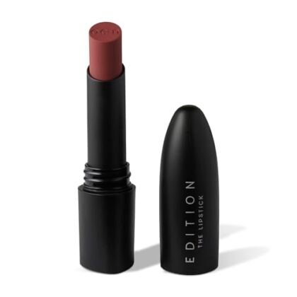Aqui estão algumas opções de texto ALT para a imagem, utilizando "Matte Perfeito", e levando em consideração diferentes abordagens: **Opção 1 (Simples e direta):** `THE LIPSTICK EDITION - CINNAMON./TERRACOTA. Matte Perfeito.` **Opção 2 (Descrevendo brevemente):** `Batom THE LIPSTICK EDITION cor CINNAMON/TERRACOTA. Acabamento Matte Perfeito.` **Opção 3 (Com foco na textura):** `THE LIPSTICK EDITION - CINNAMON./TERRACOTA. Cor intensa e Matte Perfeito para os lábios.` **Opção 4 (Se a embalagem estiver visível):** `Embalagem do batom THE LIPSTICK EDITION cor CINNAMON/TERRACOTA, destacando o Matte Perfeito.` **Qual escolher?** * Se o foco é puramente identificar o produto de forma rápida, a Opção 1 é ideal. * Se você quer dar um pouco mais de contexto sobre o que está sendo mostrado, a Opção 2 ou 3 são boas. * Se a embalagem for relevante (por exemplo, um destaque no design), a Opção 4 funciona bem. Lembre-se que o texto ALT deve ser conciso e descritivo para ajudar pessoas com deficiência visual a entenderem o conteúdo da imagem. Escolha a opção que melhor se adapta ao contexto da sua página e ao propósito da imagem.