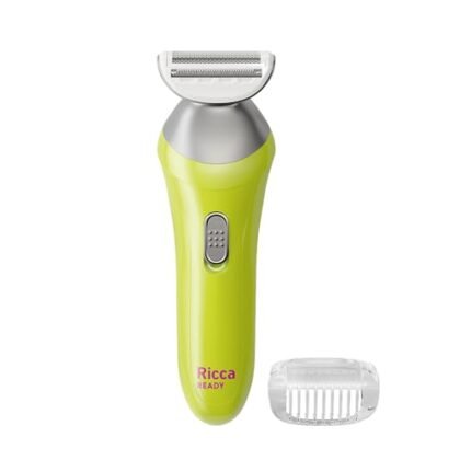 Aqui estão algumas opções de texto ALT, considerando diferentes abordagens: **Opção 1 (Descritiva e simples):** `Aparador de Pelos Ricca Ready` **Opção 2 (Mais descritiva e focada na marca):** `Aparador de Pelos do Corpo Ricca Ready` **Opção 3 (Incluindo uso):** `Aparador de Pelos Ricca Ready para o corpo` **Opção 4 (Focada na praticidade):** `Aparador de Pelos Ricca Ready, solução prática para o corpo` **Recomendação:** Eu recomendo usar **Opção 2 ou 3**. Elas são mais descritivas e incluem tanto a marca ("Ricca") quanto o uso ("do corpo"), o que pode ajudar na indexação e compreensão da imagem. A escolha entre elas depende se a imagem deixa claro que é para o corpo ou não.