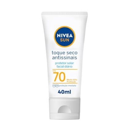 Aqui estão algumas opções de texto ALT, variando em detalhe: **Opção 1 (Mais curta e direta):** `Protetor Solar Facial Antissinais` **Opção 2 (Um pouco mais descritiva):** `NIVEA SUN Protetor Solar Facial Antissinais` **Opção 3 (Contextualizando um pouco mais, útil se a imagem mostrar a embalagem):** `Embalagem do NIVEA SUN Protetor Solar Facial Antissinais` **Opção 4 (Para acessibilidade otimizada, se a imagem mostrar o produto em uso):** `Pessoa aplicando Protetor Solar Facial Antissinais NIVEA SUN` **Qual usar?** * Se a imagem mostrar apenas o produto e o texto já está no contexto (como em uma página de produto), a opção 1 ou 2 são boas. * Se a imagem mostrar a embalagem do produto, a opção 3 é mais apropriada. * Se a imagem mostrar alguém usando o produto, a opção 4 seria a melhor para descrever a ação. A escolha depende do contexto da imagem na página. O objetivo é fornecer uma descrição concisa e relevante para usuários com deficiência visual ou para quem a imagem não carrega.