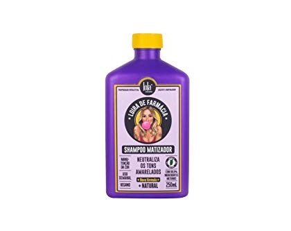 Aqui estão algumas opções de texto ALT para a imagem, com foco em "Matizador Lola" e otimizadas para diferentes propósitos: **Opção 1 (Descritiva e concisa):** `Matizador Lola para cabelos loiros: Shampoo roxo e amarelo.` **Opção 2 (Mais detalhada e informativa):** `Shampoo Matizador Lola Cosmetics Loira de Farmácia: Matizador roxo e amarelo para neutralizar tons indesejados em cabelos loiros.` **Opção 3 (Focada na marca e no problema que resolve):** `Matizador Lola Cosmetics: A solução para loiros amarelados. Shampoo Loira de Farmácia.` **Opção 4 (Considerando acessibilidade):** `Imagem de um frasco de shampoo matizador Lola Cosmetics Loira de Farmácia, com embalagem roxa e amarela. Texto alternativo: Matizador Lola para cabelos loiros.` **Qual escolher?** * Se o contexto for um carrossel de produtos, a **Opção 1** ou **Opção 3** são boas escolhas. * Se for uma imagem principal na página do produto, a **Opção 2** é mais completa. * A **Opção 4** é uma escolha segura que equilibra descrição e foco na palavra-chave. **Recomendações adicionais:** * Se o nome da cor estiver visível na embalagem (além de roxo/amarelo), inclua no texto ALT. * Mantenha o texto breve e direto ao ponto. * Certifique-se de que o texto ALT seja relevante para o conteúdo da página.