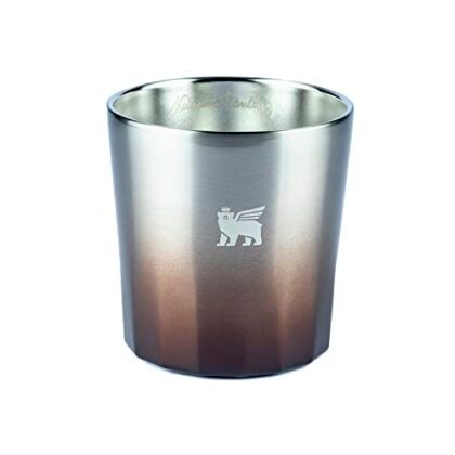 Aqui estão algumas opções de texto ALT para a imagem, utilizando "Copo Stanley", cada uma com um foco diferente: * **Opção 1 (Descritiva):** Copo Stanley prismático baixo para bourbon, com capacidade de 201ml. * **Opção 2 (Foco na marca e uso):** Copo Stanley ideal para apreciar bourbon, modelo prismático baixo. * **Opção 3 (Simples e direta):** Copo Stanley. * **Opção 4 (Com tom de venda):** Copo Stanley prismático baixo, perfeito para degustar seu bourbon favorito com estilo. A melhor opção depende do contexto onde a imagem está sendo usada. Se for uma página de produto, a opção 1 ou 4 são mais adequadas. Se for um banner promocional, a opção 2 pode funcionar bem. A opção 3 é a mais simples e pode ser usada em outros contextos.