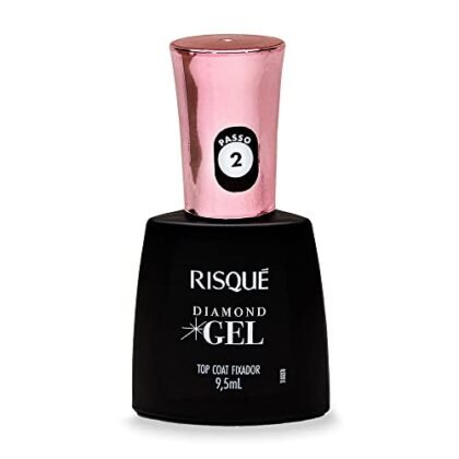 Aqui estão algumas opções de texto ALT, variando em nível de detalhe: **Opção 1 (Curta e direta):** `Risqué Diamond Gel` **Opção 2 (Um pouco mais descritiva):** `Risqué Diamond Gel, top coat fixador cremoso.` **Opção 3 (Mais detalhada, para quem busca informações):** `Risqué Diamond Gel Cremoso, top coat fixador para unhas com efeito gel e brilho diamante. Frasco de 9,5 ml.` **Qual escolher?** * Se o contexto da imagem já deixa claro que se trata de um produto da Risqué e/ou um top coat, a **Opção 1** é suficiente. * Se você precisa dar um pouco mais de contexto sem ser muito prolixo, a **Opção 2** é boa. * Se a página tem como objetivo detalhar o produto, a **Opção 3** é a melhor. **Importante:** O texto ALT deve descrever a *imagem*, não necessariamente vender o produto. Ele serve para acessibilidade (pessoas com deficiência visual) e para quando a imagem não carrega.