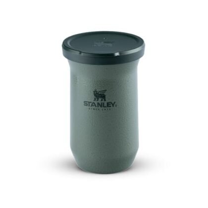 Aqui estão algumas opções de texto ALT para a imagem, usando "Cuia Térmica Stanley", variando em detalhe: **Opção 1 (Mais simples):** ``` Cuia Térmica Stanley ``` **Opção 2 (Um pouco mais descritiva):** ``` Cuia Térmica Stanley, ideal para mate. ``` **Opção 3 (Incluindo cor e material):** ``` Cuia Térmica Stanley Hammertone Green, feita em aço inoxidável. ``` **Opção 4 (Foco nos benefícios):** ``` Cuia Térmica Stanley para manter seu mate quente por mais tempo. ``` **Opção 5 (Mais completa e detalhada):** ``` Cuia Térmica Stanley de 200ml na cor Hammertone Green, feita em aço inoxidável e ideal para mate. ``` **Qual escolher?** A escolha depende do contexto da sua página. Se você já tem o nome do produto no texto ao redor da imagem, a opção mais simples ("Cuia Térmica Stanley") pode ser suficiente. Se você quer dar mais informação logo de cara, opte por uma das opções mais descritivas. Eu pessoalmente recomendaria a opção 3 ou 5, dependendo do espaço disponível e da importância de destacar a cor e o material.